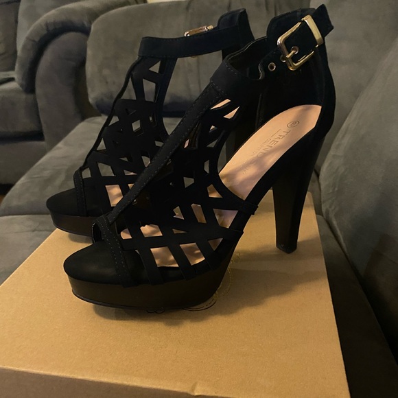trends up collection Shoes - Elegant Black Strappy Heels with Platform